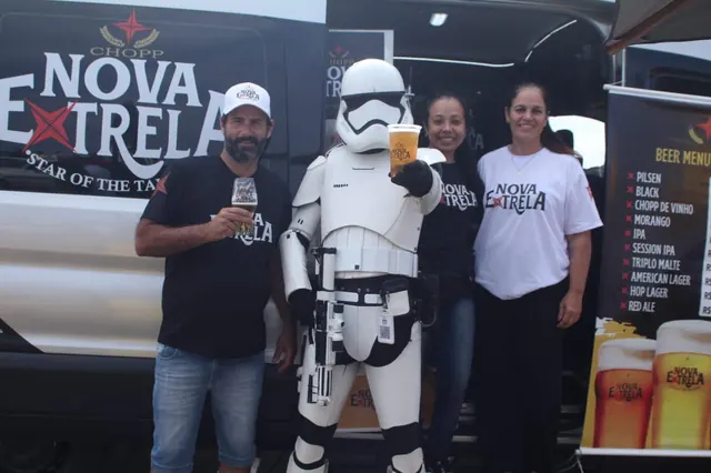 Equipe Beer Fly com personagem temático servindo chopp Nova Extrela