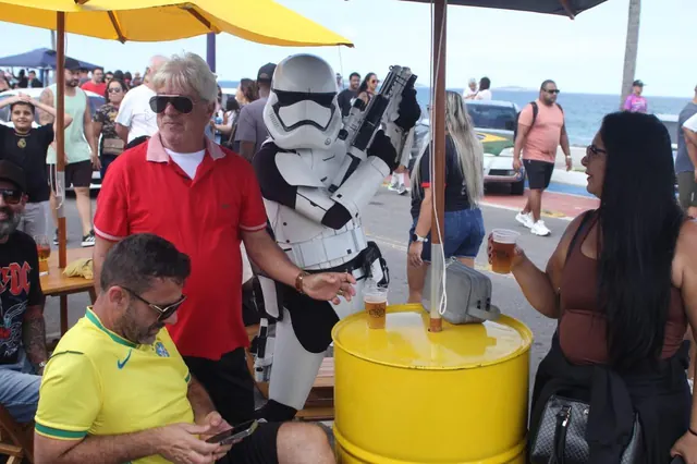 Clientes brindando chopp Nova Extrela em evento de rua