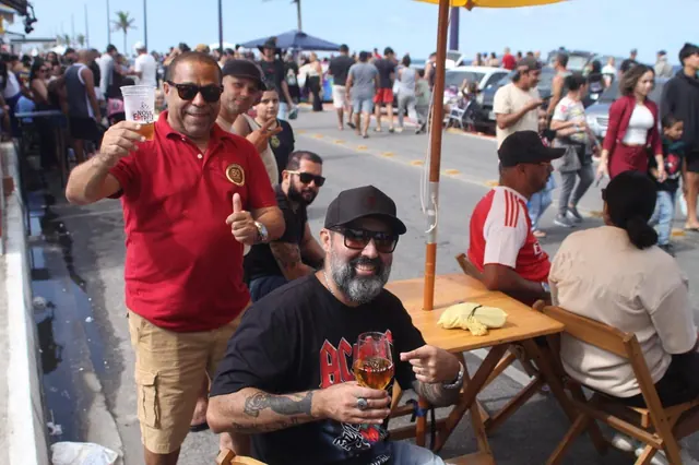Público lotando evento com chopp Beer Fly à beira-mar